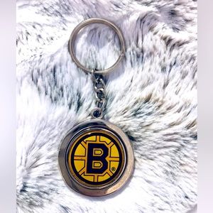 BRUINS HOCKEY NWOT🏒🥅 REVOLVING TWO SIDED SILVER KEY CHAIN GO B’S!!!! 🐻
